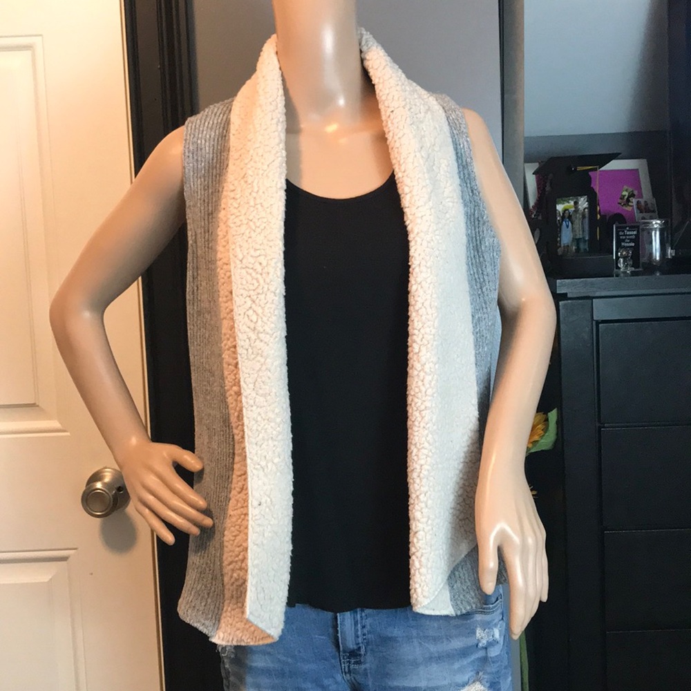 Maurice’s size medium. Gray with whool
